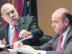 José Ángel Gurría (izquierda) y Luis de Guindos; el ministro español dijo que no se harán cambios a la política fiscal. REUTERS  /
