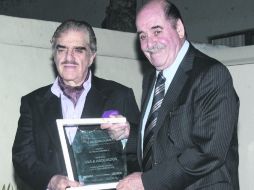 Otro galardón. José Manuel  y Jaime Gómez Vázquez Aldana muestran el premio “Inspira”, por sus aportes al sector hotelero.  /