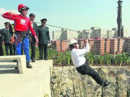 Bromista. Antes de lanzarse, el Mandatario dijo: “Va a estar fuerte el trancazo”. NTX  /