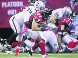 Marca. Rolando McClain presiona a Tommy Gallarda, de Atlanta. AP  /