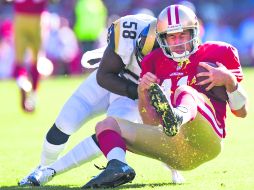 Dolor. En esta jugada, Alex Smith salió conmocionado, tras ser tacleado por Jo-Lunn Dunbar, de los Carneros. AP  /