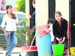 Para contar con agua potable, los habitantes de las 52 colonias que carecen del servicio recurren a métodos como el acarreo del líquido  /