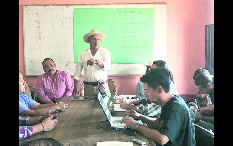 La asamblea en Ayotitlán. Habrá una segunda reunión para analizar la idea de crear una policía comunitaria. ESPECIAL  /
