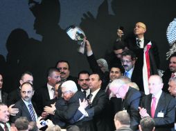 El presidente de la Autoridad Nacional Palestina, Mahmoud Abbas, es felicitado en la ONU. EFE  /