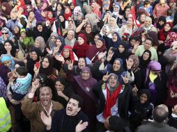 Una multitud de egipcios gritan eslóganes durante la manifestación en contra del decreto de Mursi. EFE  /