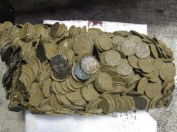 Concreción de monedas de plata, parte del tesoro rescatado. AFP  /