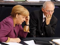 La canciller, Angela Merkel, y el ministro de Finanzas, Wolfgang Schaeuble durante la votación de ayuda financiera a Grecia. REUTERS  /