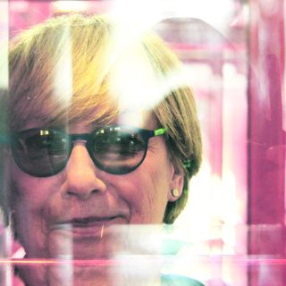 ''Huimos hacia la poesía en este mundo de vértigo''