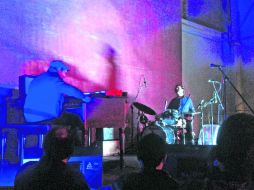 Libertad en el escenario. Blades, al órgano, y Martin, en la batería, se guiaron por la improvisación.  /