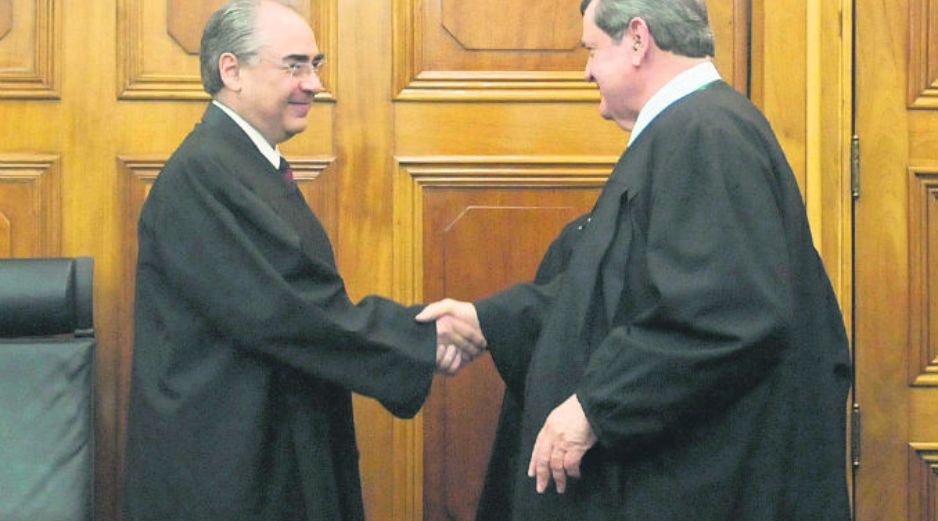 El ministro José Fernando Franco (izquierda) reconoce el trabajo de Salvador Aguirre Anguiano (derecha). NOTIMEX  /