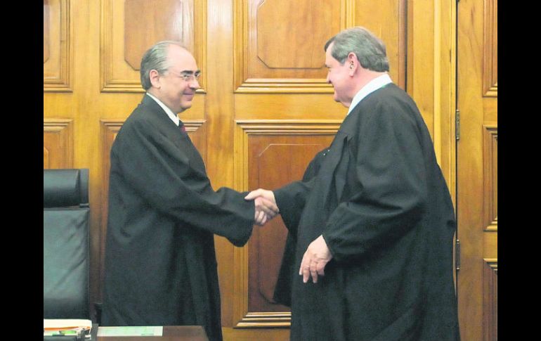 El ministro José Fernando Franco (izquierda) reconoce el trabajo de Salvador Aguirre Anguiano (derecha). NOTIMEX  /