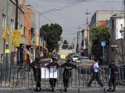 Tuiteros informan que granaderos han arrojado gas lacrimógeno sobre manifestantes. AFP  /