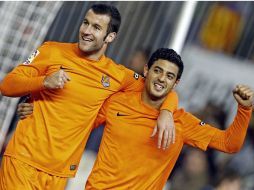 Carlos Vela (d) celebra con su compañero Imanol Agirretxe el quinto gol de su equipo. EFE  /