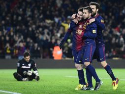 Los jugadores del Barcelona festejan uno de los goles en el partido. AP  /