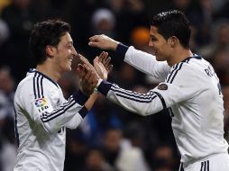 Özil y Cristiano celebran luego del segundo gol merengue en el partido. EFE  /