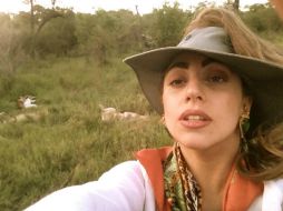 Gaga aparece dentro del zoológico y estuvo cerca de trece leones. ESPECIAL  /