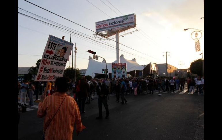 Una manifestación que llegó a unos metros cerca de la sede de la FIL, organizada por la UdeG.  /