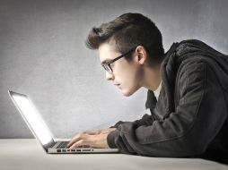 En particular no hay anteojos especiales para trabajar frente a una computadora. ID  /