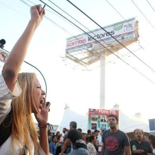 Violenta manifestación afuera de la FIL