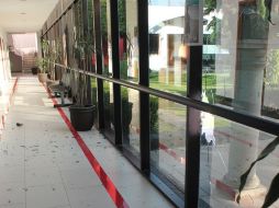 Arrojaron entre otros objetos, un filtro de gasolina, de automóvil, que sólo estrelló un vidrio. ESPECIAL  /