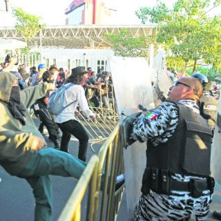 Violenta manifestación afuera de la FIL