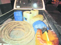 Decomiso. En esta camioneta transportaban bidones con el combustible robado. ESPECIAL  /