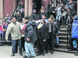 El féretro de Héctor ''El Macho'' Camacho es cargado a la salida de la iglesia de Santa Cecilia para ser dirigido a su última morada.AP  /