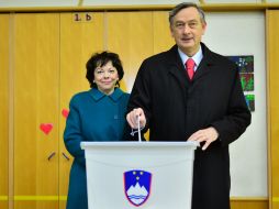 El candidato presidencial esloveno Danilo Türk (d) acudió a votar en un colegio electoral en Ljubljana. AFP  /