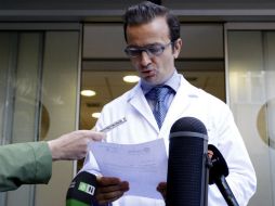 El traumatólogo Ángel Villamor, informa sobre la operación a la que fue sometido el rey Juan Carlos. EFE  /