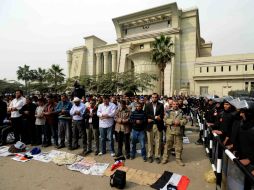Simpatizantes de Mohamed Mursi oran durante una protesta frente al Tribunal Constitucional. XINHUA  /