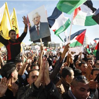 Palestinos reciben a Mahmud Abás a su llegada a Ramala