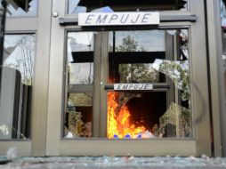 Fachada de un banco destruida, después de un choque entre manifestantes y policías en la Ciudad de México. EFE  /