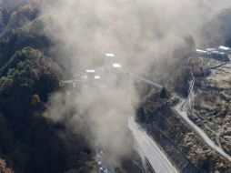 Los bomberos se encuentran entre los escombros, en medio del espeso humo negro con máscaras para respirar. REUTERS  /