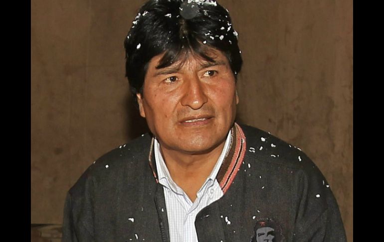 Visitó la isla Suriki para conocer el avance de la embarcación que tendrá 15 metros de longitud y 4,5 metros de ancho. EFE  /