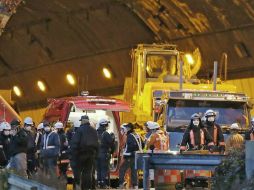 El suceso se produjo a 1,7 kilómetros de la boca de salida más cercana y provocó un incendio. EFE  /