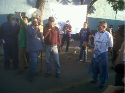 Grupo de manifestantes afuera de la Procuraduría General de Justicia del Estado de Jalisco.  /