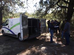 Personal del Instituto Jalisciense de Ciencias Forenses levantaron el cadáver, que fue llevado a la morgue metropolitana.  /