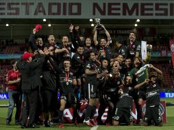 Los jugadores de Xolos de Tijuana levantan el trofeo que los hace campeones del Apertura 2012. MEXSPORT  /