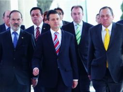 Con la oposición. Enrique Peña Nieto con el panista Gustavo Madero y el perredista Jesús Zambrano.  AP  /