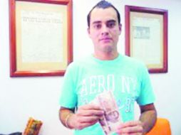 Orgulloso. José Manuel presenta su premio.  /