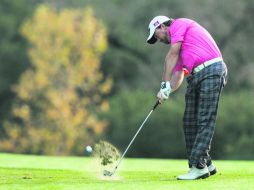 Preciso. Graeme McDowell realiza un approach, durante la ronda final en Sherwood. AP  /