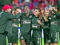 Para el recuerdo. El equipo de Tijuana festeja el triunfo en el ''Nemesio Diez'' tras proclamarse campeones de la Liga MX. AP  /