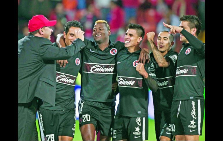 Para el recuerdo. El equipo de Tijuana festeja el triunfo en el ''Nemesio Diez'' tras proclamarse campeones de la Liga MX. AP  /