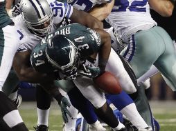 Bryce Brown (Filadelfia) protege el balón durante una jugada en el encuentro ante Dallas. AP  /