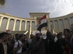 Simpatizantes de Mursio se reúnen a las afueras del Consejo Judicial Supremo de Egipto. REUTERS  /