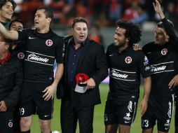 Joshua Abrego (2 de der a izq) celebra con el técnico Antonio Mohamed y sus compañeros de equipo. ARCHIVO  /