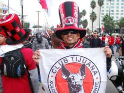 Seguidores de Xolos festejan hoy en las calles de Tijuana.  MEXSPORT  /