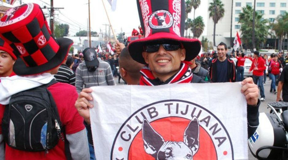 Seguidores de Xolos festejan hoy en las calles de Tijuana.  MEXSPORT  /