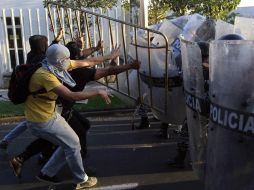 Manifestantes se enfrentaron con la Policía tapatía el sábado pasado. ARCHIVO  /