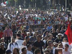 Durante la marcha y el mitin, algunos inconformes portaban banderas en rojo con la hoz y el martillo. EL UNIVERSAL  /
